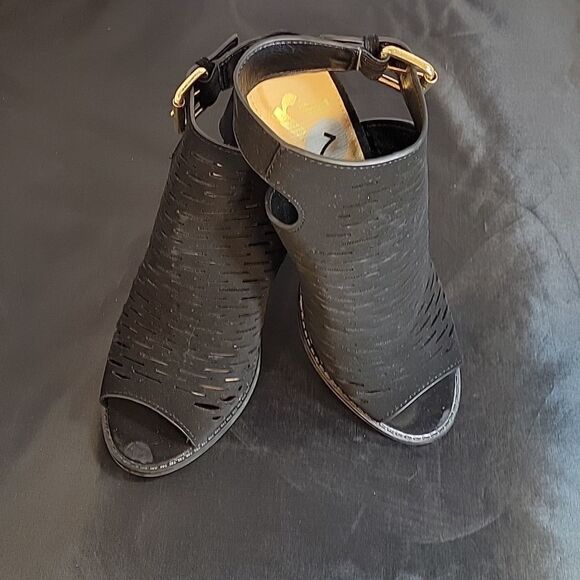 REPORT CUTOUT DESIGN DETAILS PEEP TOE ANKLE STRAP GOLD BUCKLE SANDAL - Picture 10 of 14